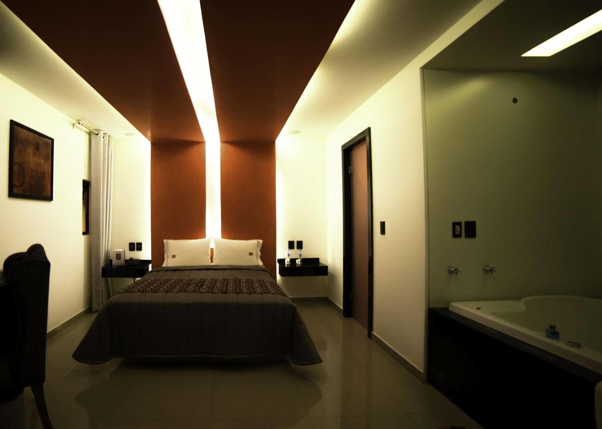 Six Hotel Guadalajara Buitenkant foto