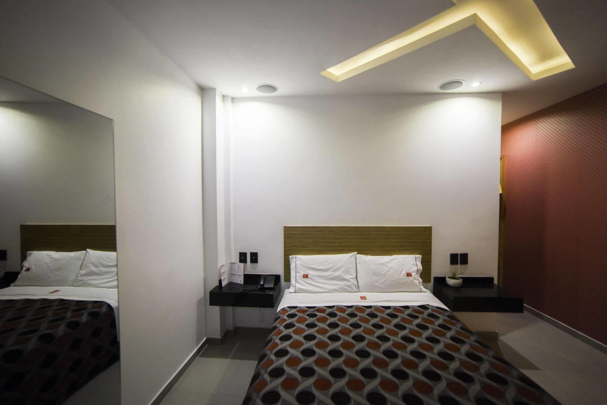 Six Hotel Guadalajara Buitenkant foto